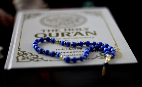 Dieu est au-dessus de tout ce qu'on peut lui associer ou attribuer