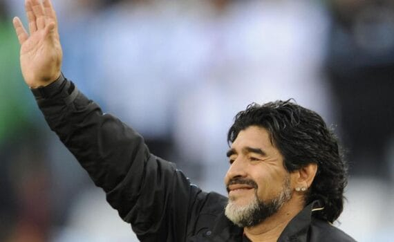 Diégo Armando MARADONA, l’homme surnommé El Pibe de Oro «le gamin en or»