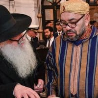 Distribution d’aides alimentaires aux musulmans dans une synagogue au Maroc Distribution d’aides alimentaires aux musulmans dans une synagogue au Maroc