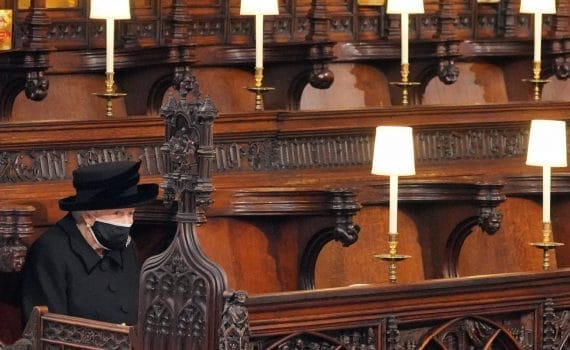 La reine Elizabeth II seule face au cercueil de son époux le prince Philip après 70 ans de vie commune