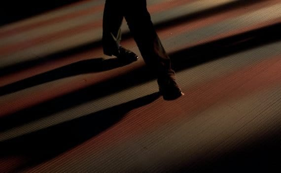 L’homme mystérieux au long manteau noir