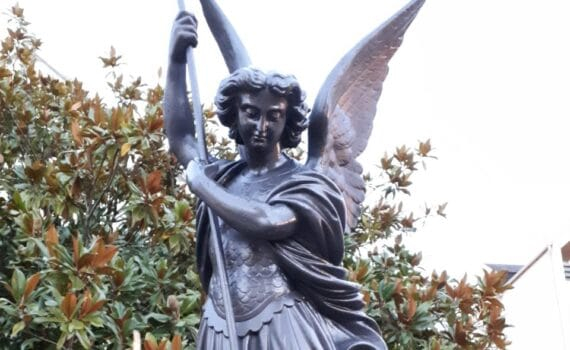 L'archange Saint-Michel déboulonné (aux Sables-d’Olonne)