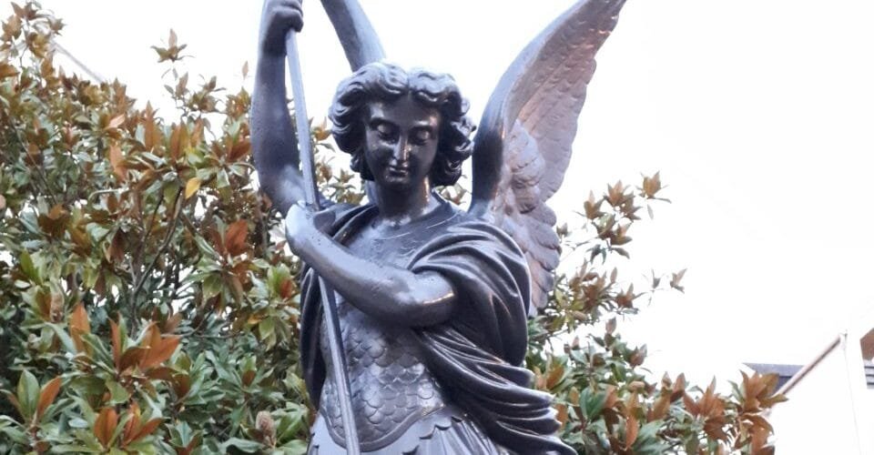 L'archange Saint-Michel déboulonné (aux Sables-d’Olonne)