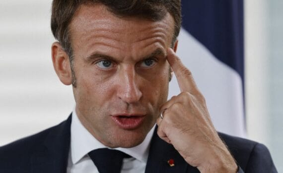 Abaya : le Président Emmanuel Macron joue avec le feu