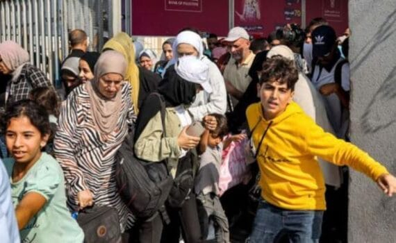 Des centaines de ressortissants étrangers quittent Gaza par le poste-frontière de Rafah