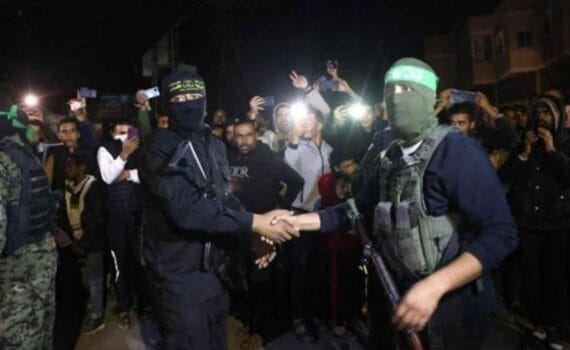 Une scène de solidarité entre les factions lors de la remise du cinquième lot de prisonniers de l'occupation à Gaza