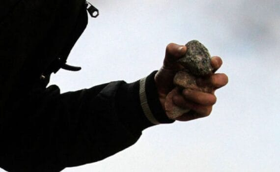 L’armée belge obligée de «jeter des pierres» pour sa défense