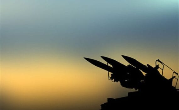 Frappes contre les Houthis : Londres dit vouloir assurer la sécurité en mer Rouge