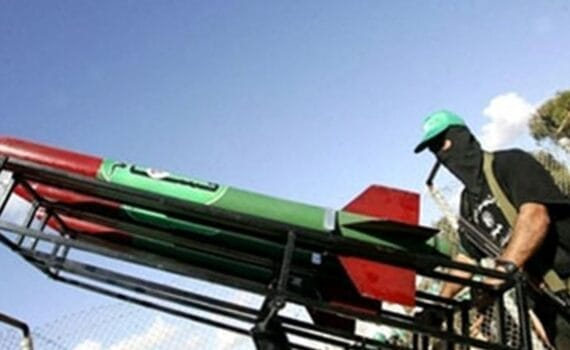 Al-Qassam s'empare d'un drone, cible des Apaches et déploie son système de missiles