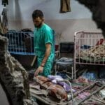 L’hôpital Nasser transformé en caserne militaire et arrestation des dizaines de médecins et de patients. Khan Younis – CPI Les forces d’occupation nazie sioniste continuent de transformer le complexe médical Nasser, à Khan Younis en caserne militaire, après l’avoir mis hors service et y avoir arrêté des dizaines de membres du personnel médical et de patients.