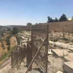 Des colons prennent d’assaut le cimetière de Bab al-Rahma et y détruisent des pierres tombales Des colons prennent d’assaut le cimetière de Bab al-Rahma et y détruisent des pierres tombales