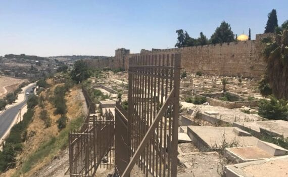 Des colons prennent d’assaut le cimetière de Bab al-Rahma et y détruisent des pierres tombales