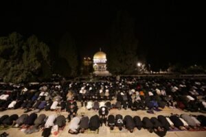 45 000 fidèles effectuent les prières d’Al-Icha et de Tarawih à la mosquée Al-Aqsa