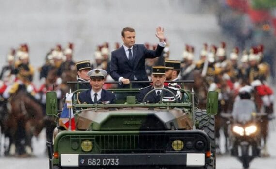 Qui conseille le chef de guerre au sommet de l'État français?