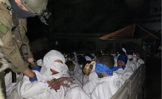 Paris se dit choqué : Une vidéo d’un soldat israélien de nationalité française insulte et se moque des détenus palestiniens