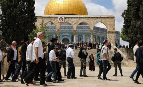 Des dizaines de colons profanent Al-Aqsa et des appels à y affluer au long du Ramadan