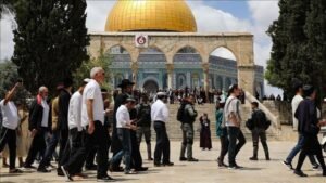 Des centaines de colons prennent d’assaut les cours d’Al-Aqsa au 3e jour de la Pâque juive.