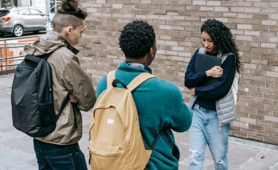 Sarah KNAFO, compagne d’Éric Zemmour le raciste multirécidiviste, sème ses graines de la haine sur les plateaux de BFMTV