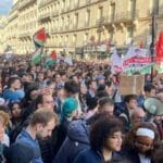 Frappes sur Rafah : Une marée humaine défile à Paris en direction de l’ambassade d’Israël Frappes sur Rafah : Une marée humaine défile à Paris en direction de l’ambassade d’Israël
