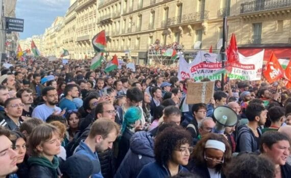 Frappes sur Rafah : Une marée humaine défile à Paris en direction de l’ambassade d’Israël