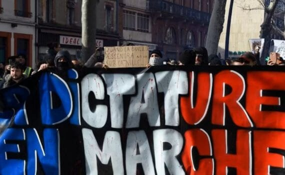 Jordan Bardella en Brutus poignarde Jean-Marie Le Pen dans le dos et le traite d'antisémite