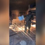 En signe de haine, un soldat sioniste jette une copie du Coran dans le feu En signe de haine, un soldat sioniste jette une copie du Coran dans le feu