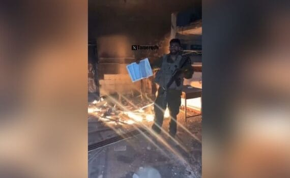 En signe de haine, un soldat sioniste jette une copie du Coran dans le feu