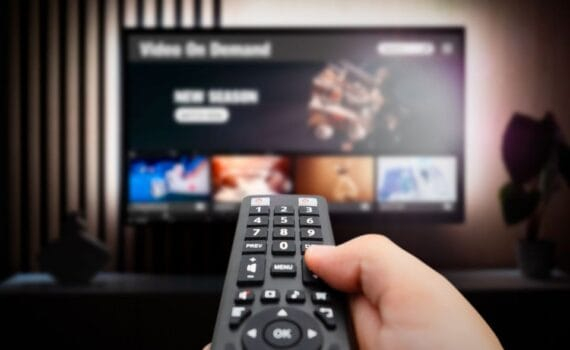 L'ARCOM met fin à la diffusion des chaînes C8 et NRJ12 sur la TNT dès 2025 : Impact sur Cyril Hanouna et TPMP