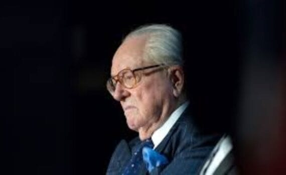 Jean-Marie Le Pen : Fondateur du parti politique Front National et homme politique controversé