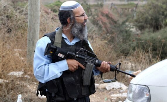 Des colons israéliens acquièrent des centaines de fusils de gros calibre pour « se préparer à la guerre » en Cisjordanie