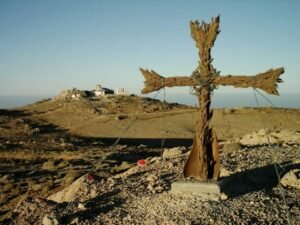 Mont Hermon : les forces d’occupation israéliennes ont détruit une croix chrétienne vieille de plusieurs décennies au sommet de Jabal al-Sheikh