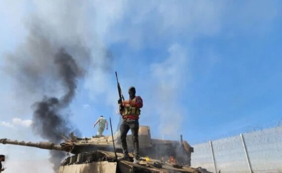 Des combattants du Hamas libèrent des otages palestiniens dans le nord de Gaza