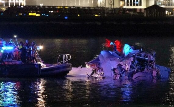 Accident incompréhensible entre un avion de ligne et un hélicoptère après un crash à Washington