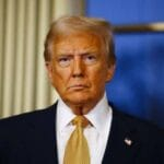 Donald Trump se lance dans des discours pêle-mêle, à l’emporte-pièce, se prenant pour le nouveau Messie Donald Trump se lance dans des discours pêle-mêle, à l’emporte-pièce, se prenant pour le nouveau Messie