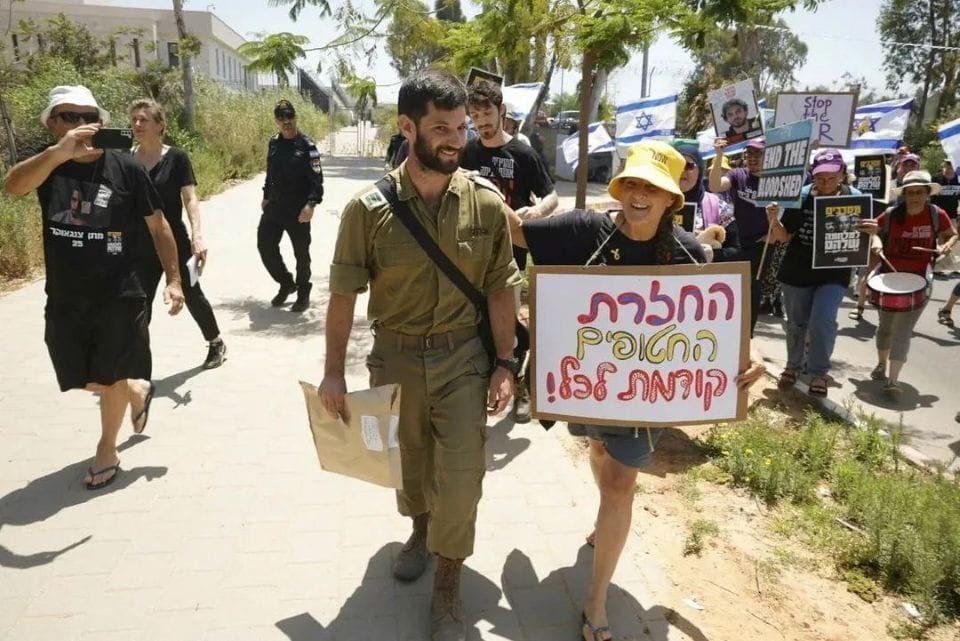 Journal Haaretz : Un officier de l'armée israélienne emprisonné pour avoir refusé de servir