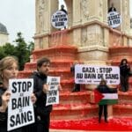 Plusieurs organisations teignent en rouge la fontaine des Innocents à Paris pour les massacres à Gaza et exiger une réponse ferme de la France Plusieurs organisations teignent en rouge la fontaine des Innocents à Paris pour les massacres à Gaza et exiger une réponse ferme de la France