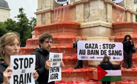 Plusieurs organisations teignent en rouge la fontaine des Innocents à Paris pour les massacres à Gaza et exiger une réponse ferme de la France