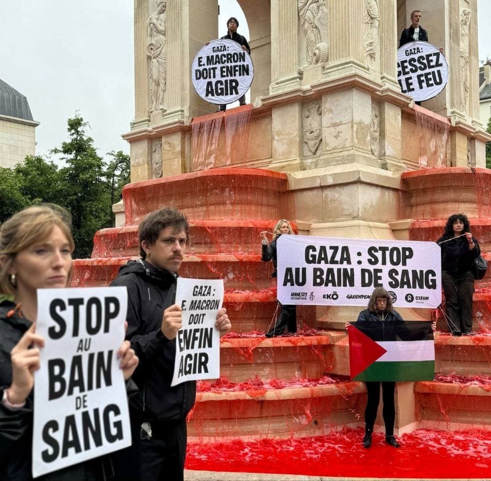 Plusieurs organisations teignent en rouge la fontaine des Innocents à Paris pour les massacres à Gaza et exiger une réponse ferme de la France