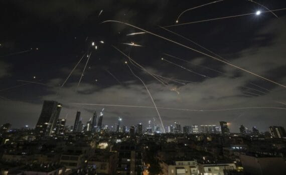 Les missiles iraniens hypersoniques créent le chaos en Israël et stupéfient le monde entier