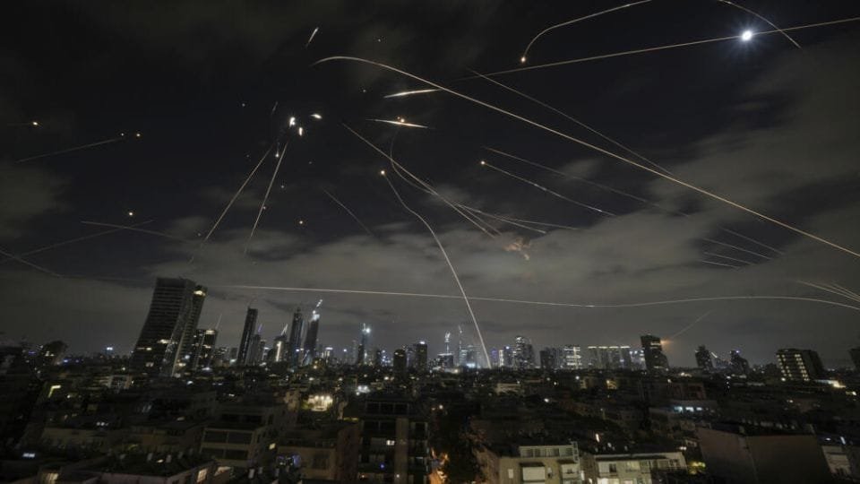 Les missiles iraniens hypersoniques créent le chaos en Israël et stupéfient le monde entier