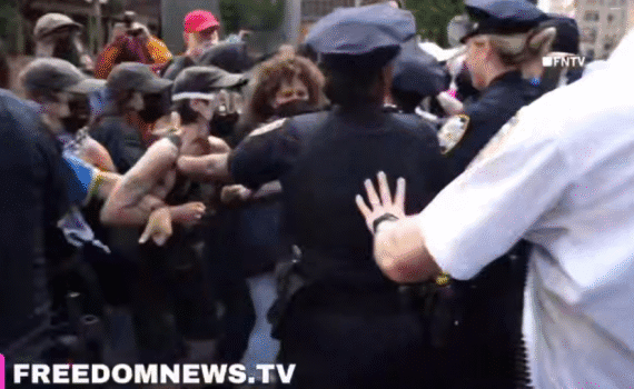 Californie : les manifestations contre l'expulsion des migrants après la Californie atteignent New York : arrestations violentes et un blessé à Manhattan