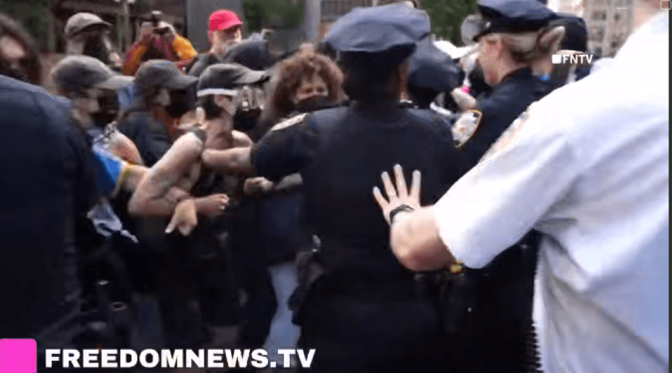 Californie : les manifestations contre l'expulsion des migrants après la Californie atteignent New York : arrestations violentes et un blessé à Manhattan