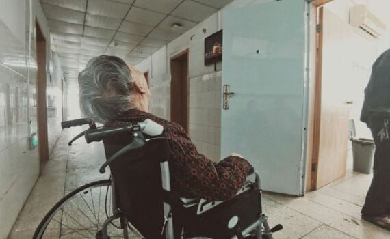 Les défis de la vieillesse : précarité et solitude des personnes âgées