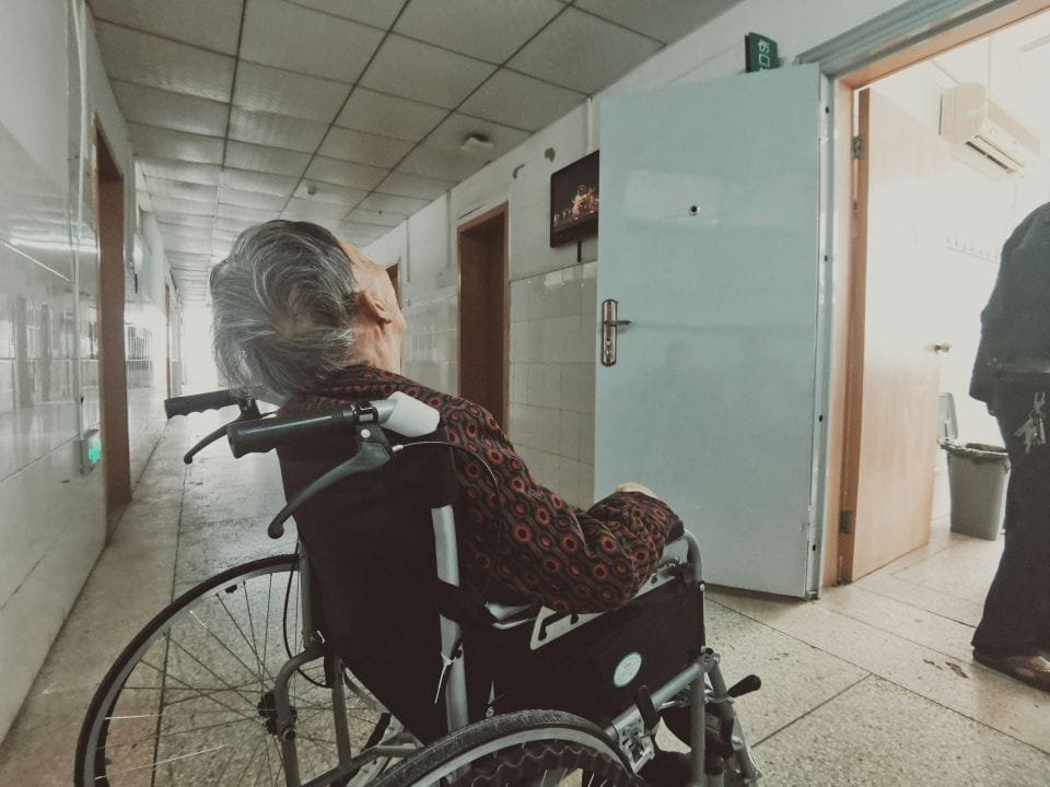 Les défis de la vieillesse : précarité et solitude des personnes âgées