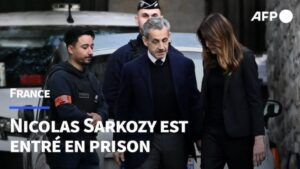 Des soutiens de Nicolas Sarkozy se sont rassemblés devant le domicile de l'ancien président, avant son incarcération devant la prison de la Santé, ce mardi