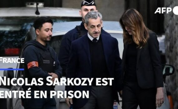 Des soutiens de Nicolas Sarkozy se sont rassemblés devant le domicile de l'ancien président, avant son incarcération devant la prison de la Santé, ce mardi