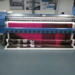 L'évolution technologique Immersion au cœur de la révolution technologique. L'histoire humaine est jalonnée d'innovations disruptives qui ont redéfini notre pensée et notre rapport au monde. Au cœur de ces bouleversements, l'imprimerie, véritable catalyseur du XVᵉ siècle, s'est avérée décisive en propulsant les idées à une échelle sans précédent. Aujourd'hui, cap sur une révolution inédite : l'intelligence artificielle (IA), un formidable levier qui remodèle notre société. L'imprimerie et la connaissance L'imprimerie est un vecteur d'une ère nouvelle pour le savoir. L’avènement de l’imprimerie a démocratisé le savoir, propulsant ainsi l’éclosion de la Renaissance. Avant son avènement, la diffusion des manuscrits était freinée par leur fastidieuse reproduction manuelle. L’imprimerie a propulsé les livres au grand public, ouvrant ainsi les portes du savoir à tous. Ce bouleversement a durablement marqué l’éducation et la culture, ouvrant la voie à d’autres révolutions technologiques. Vers l'IA : un nouveau monde Intelligence artificielle (IA) : l'aube d'une ère nouvelle. Au XXIᵉ siècle, l'IA s'impose comme le prochain chapitre incontournable de la révolution numérique. Elle transcende la sophistication algorithmique modeste et redéfinit notre interaction avec le monde qui nous entoure. À l'instar de l'imprimerie qui a affranchi la pensée, l'IA déverrouille un potentiel d'innovations disruptives, remodelant en profondeur les secteurs de la santé, de la finance et de l'éducation. En saisissant tout le potentiel de l'IA, nous nous engageons à bâtir un avenir radieux, ancré dans les valeurs d'accessibilité inaugurées par l'imprimerie.