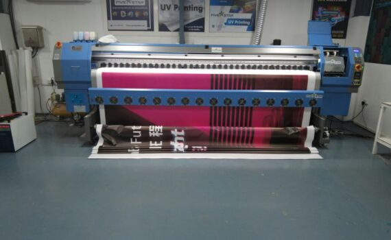 L'évolution technologique Immersion au cœur de la révolution technologique. L'histoire humaine est jalonnée d'innovations disruptives qui ont redéfini notre pensée et notre rapport au monde. Au cœur de ces bouleversements, l'imprimerie, véritable catalyseur du XVᵉ siècle, s'est avérée décisive en propulsant les idées à une échelle sans précédent. Aujourd'hui, cap sur une révolution inédite : l'intelligence artificielle (IA), un formidable levier qui remodèle notre société. L'imprimerie et la connaissance L'imprimerie est un vecteur d'une ère nouvelle pour le savoir. L’avènement de l’imprimerie a démocratisé le savoir, propulsant ainsi l’éclosion de la Renaissance. Avant son avènement, la diffusion des manuscrits était freinée par leur fastidieuse reproduction manuelle. L’imprimerie a propulsé les livres au grand public, ouvrant ainsi les portes du savoir à tous. Ce bouleversement a durablement marqué l’éducation et la culture, ouvrant la voie à d’autres révolutions technologiques. Vers l'IA : un nouveau monde Intelligence artificielle (IA) : l'aube d'une ère nouvelle. Au XXIᵉ siècle, l'IA s'impose comme le prochain chapitre incontournable de la révolution numérique. Elle transcende la sophistication algorithmique modeste et redéfinit notre interaction avec le monde qui nous entoure. À l'instar de l'imprimerie qui a affranchi la pensée, l'IA déverrouille un potentiel d'innovations disruptives, remodelant en profondeur les secteurs de la santé, de la finance et de l'éducation. En saisissant tout le potentiel de l'IA, nous nous engageons à bâtir un avenir radieux, ancré dans les valeurs d'accessibilité inaugurées par l'imprimerie.