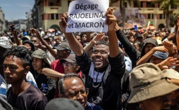 La génération Z renverse le président de Madagascar qui a fui à l'étranger