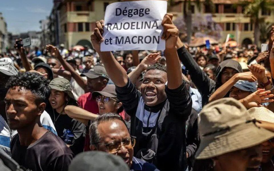 La génération Z renverse le président de Madagascar qui a fui à l'étranger